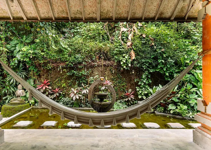 Barong Retreat With Hammock Terrace, Garden & Koi Pond *